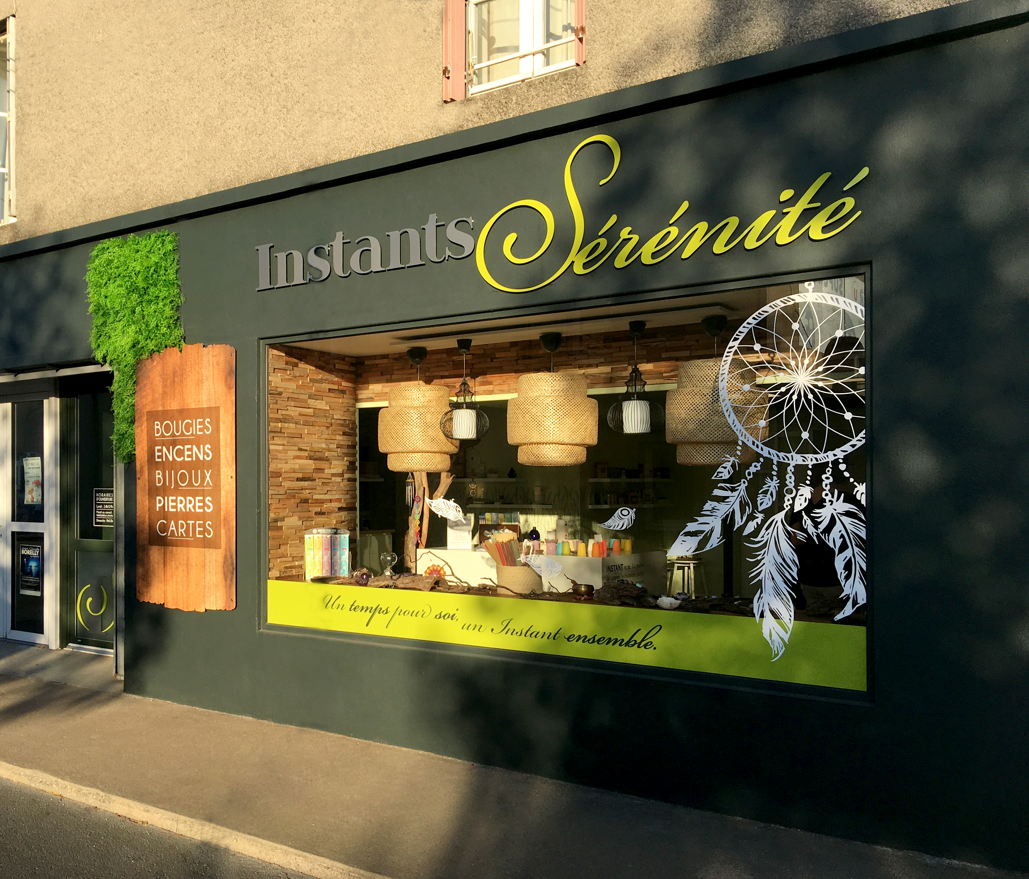 Façade de magasin avec habillage de vitrine et vitrophanie sur mesure